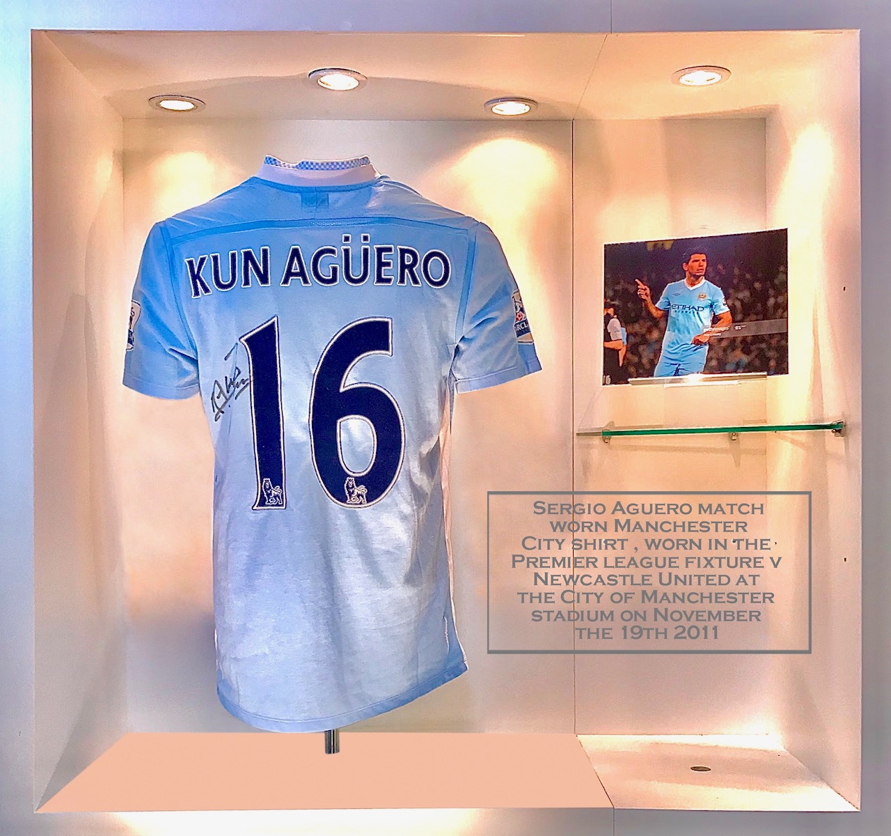 Sergio Aguero a signé le maillot de football de Manchester City 2020-21  (argent). Cadre Premium
